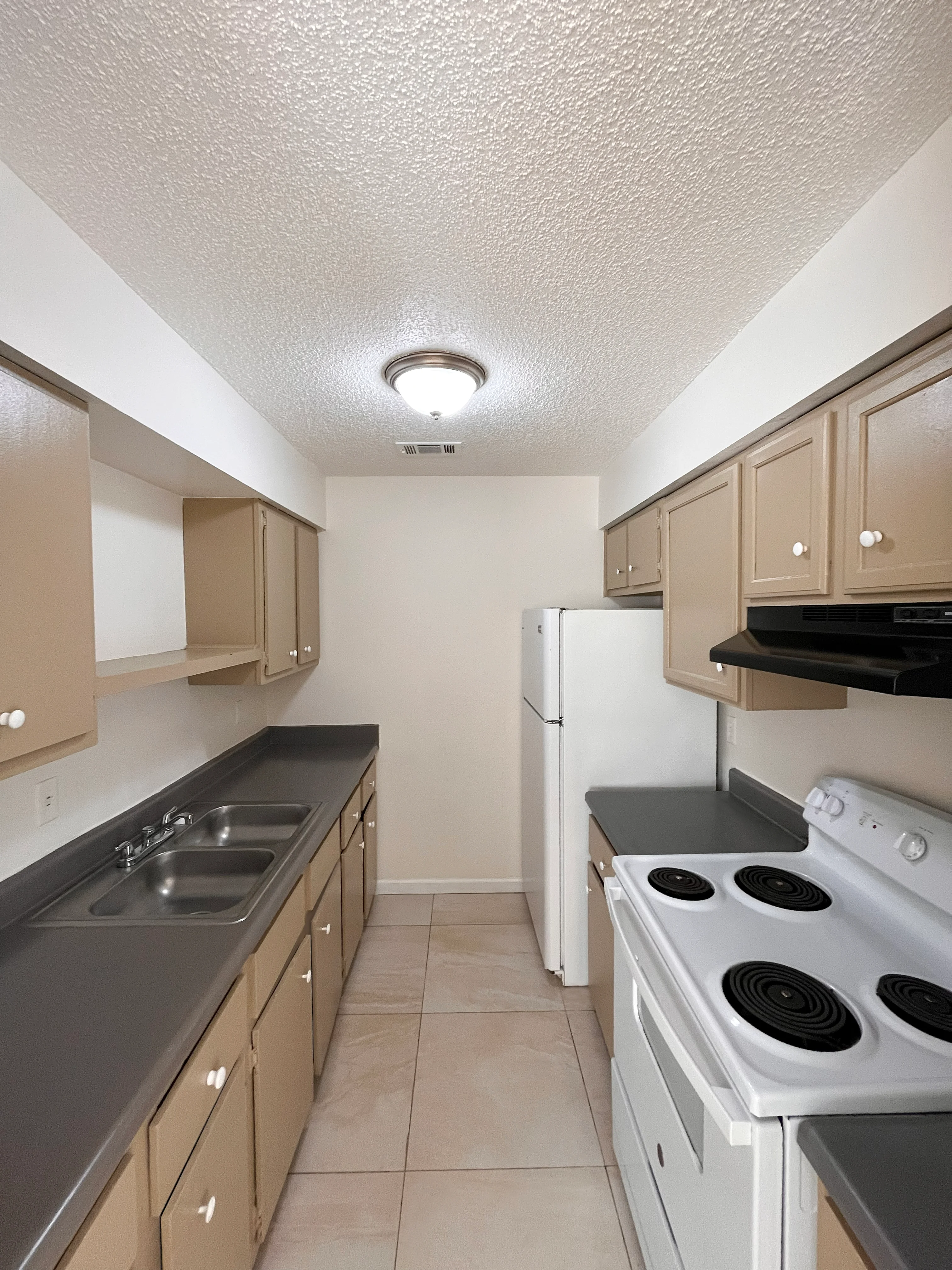 Spacious Robindale East apartment room